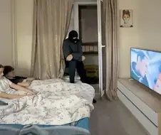 “님도 훔치는거 그만하고 빨리 보셈 존나 재밌음”