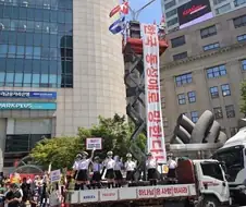 퀴어 퍼레이드에 나타난 너무나 모순적인 단체