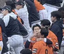 5타수 무안타를 하고 있는 후배를 위한 선배의 고육지책