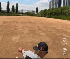 야구 선출이라는데 공을 무서워함 ㅋㅋ