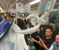 지하철에서 코스어 보고 빵터진 아저씨