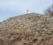 벽돌 쌓은 모습만 봐도 국가 추정 가능한 전공자들.jpg