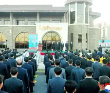 불고기집 개점식한다고 한복에 양복입고 대거 동원