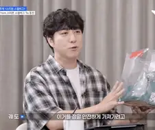뜻밖의 선물에 놀라는 빨간안경