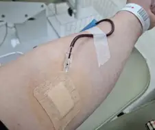 나 치킨이 너무 먹고싶어서 내 피를 팔았음