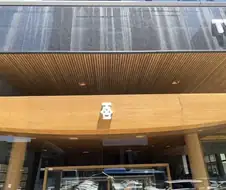 투썸 새로운 로고 사용한 패키지와 매장