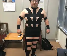 끈으로 만든 옷 입었는데 가슴이 낀다는 사람