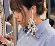 남이 이어폰을 무선 안 쓰고 유선 쓴다고 님이 왜 상관이죠??