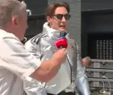 괴상하게 생긴 F1 드라이버의 경기 전 복장