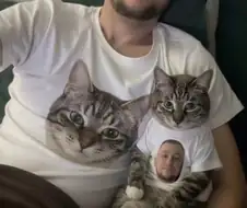 커플룩을 입은 집사와 고양이.jpg