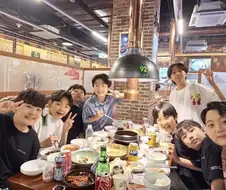 아역 회식 테이블에 있는것