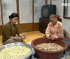 애미야 마늘 조금만 까자