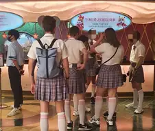 롯데월드에서 교복 빌려 입은 외국인들.jpg