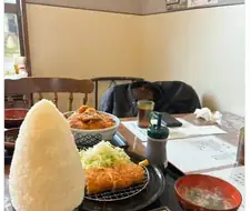 두툼한 돈까스를 주는 식당.jpg