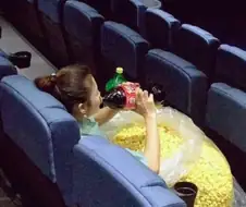 상영시간 긴 영화 볼 준비가 된 관객.jpg