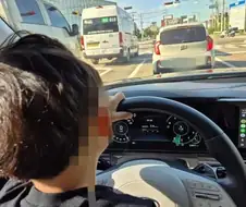 자식한테 운전시키는 젊은 부모들