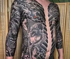 사람들이 문신에 대해 편견을 갖지 않았으면 좋겠어요