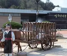 창작자에게 고통을 주면 문학이 나온다는 나라