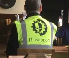 형광조끼 입은 IT Support