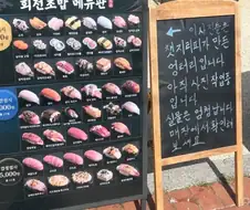 일부러 AI 이미지 메뉴판을 내건 사장님의 전략.jpg