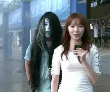 하얀색 원피스 입은 아나운서 후방조심