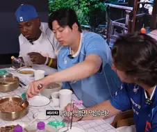 냉면을 권하는 외국인 야구선수