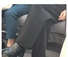 지하철 탔다가 본 선명한 도끼자국