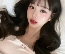 장원영, 카리나 침대 위 사진