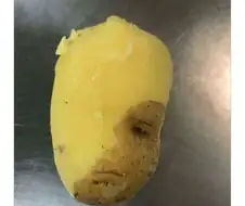 감자 껍질 깎다가 뭔가 발견함