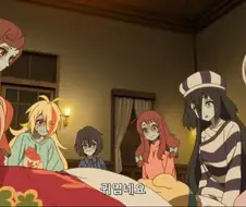 남동생을 바라보는 누나들