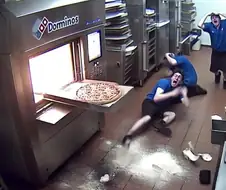 오븐에서 나오면 안 될 게 나와 놀란 도미노 직원들