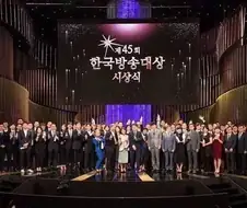 시상식에서 살인사건이 벌어졌는데 최우수상 수상자가 경찰에 체포되었다. 왜냐하면