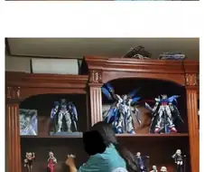 피규어 구경하는 사촌누나.....jpg