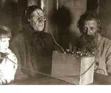 라디오를 처음 듣는 소련농부