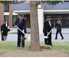 고모부.. 옆집 아저씨 오셨어..