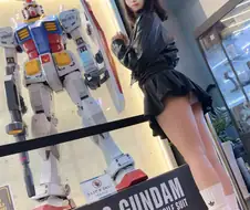 건담앞에서 사진찍는 눈나....