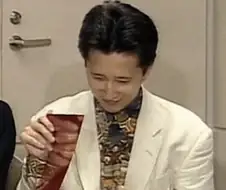 자기작품의 BL동인지를 감상하는 만화작가.gif