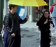 한국인이 외국서 서양인들에게 양산 씌워주는 사회실험