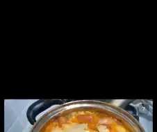 뭔가 이상하지만 맛있다 하는 김치찌개