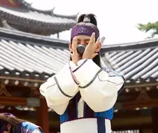 양념치킨 먹다가 콜라 먹는 모습