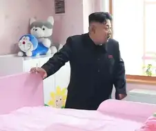 김정은 뒤에서 즐기는 중인 도라에몽