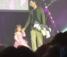 코스프레 행사에 참여한 개연성 넘지는 부녀