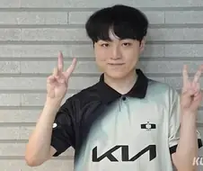 기뻐하는 눈으로 더블피스하는 아담한 체구의...