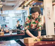 "얘, 아무리 바빠도 테이블은 그때그때 바로 닦으라니까"