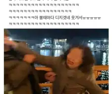 부모님 사진찍는데 아빠가 엄마한테 볼뽀뽀함.jpg