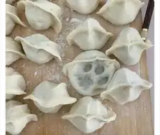 만두 빚던 중 한눈판 틈에 누군가 흔적을 남기고 갔다