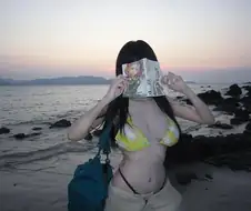 손톱이 진짜 큰 처자.jpg