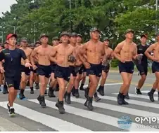 소리지르고 노래부르는 러닝 크루