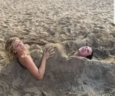 해변에서 재현한 탄생의 순간