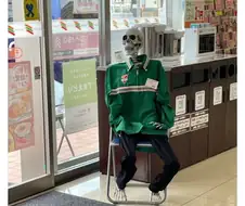 "요호호호호. 손님. 저희 편의점에 잘 오셨습니다."